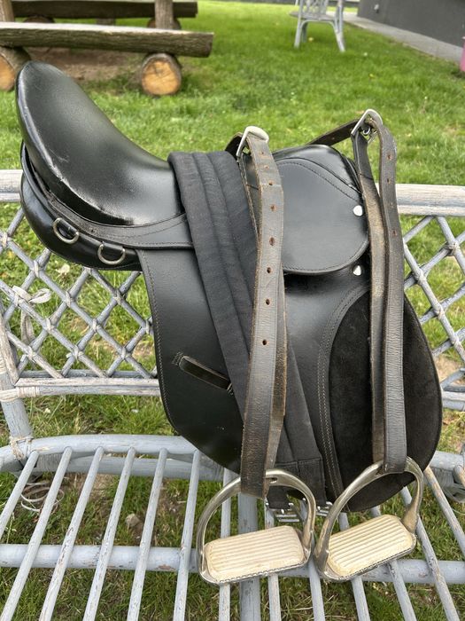 Siodło wszechstronne plus strzemiona i popreg