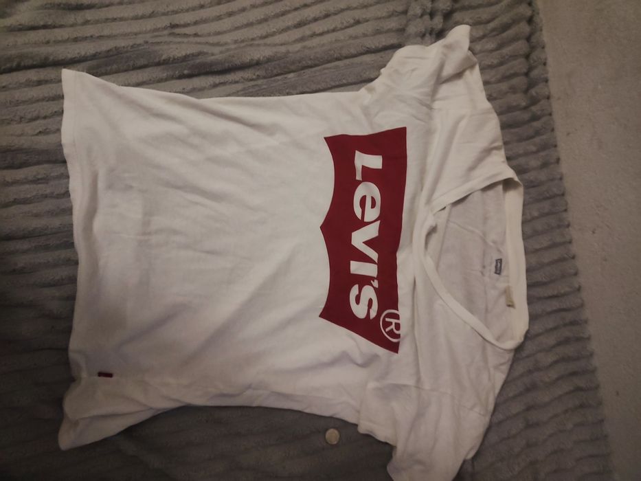 футболка Levi's для дівчинки розмер xs стан 10/10 з велик вирізом для грудей
