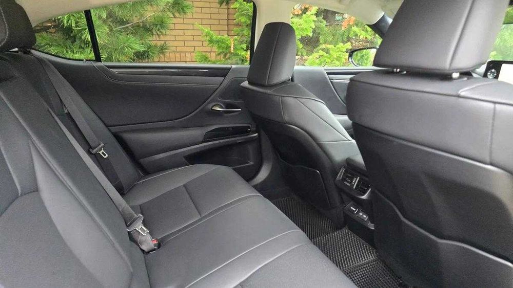 Lexus ES 300h, 2023