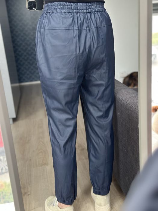 Granatowe spodnie joggery z gumką – wygodne, stylowe