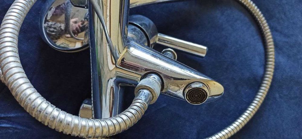Смеситель воды фирмы GROHE в рабочем состоянии