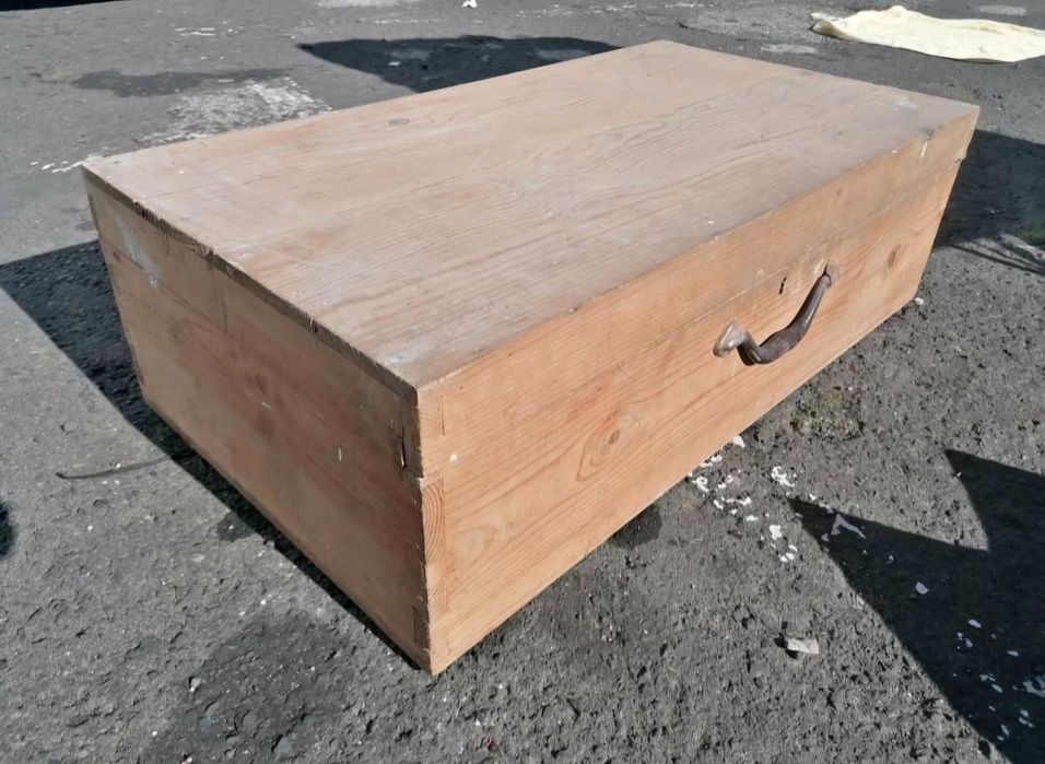 Mala em madeira maciça, pesada e robusta 

A levantar em Lisboa, Graça