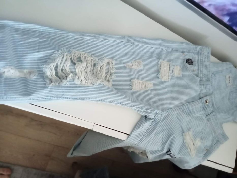 Spodnie ogrodniczki z przetarciami, spodnie boyfriend jeansy