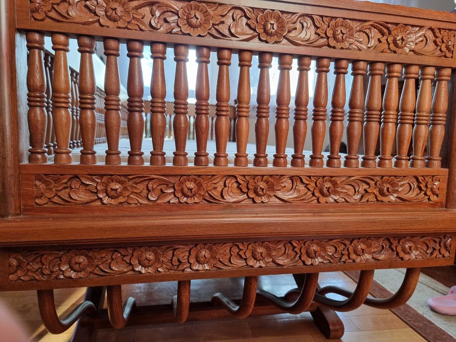Zabytkowa sofa z drewna tekowego.