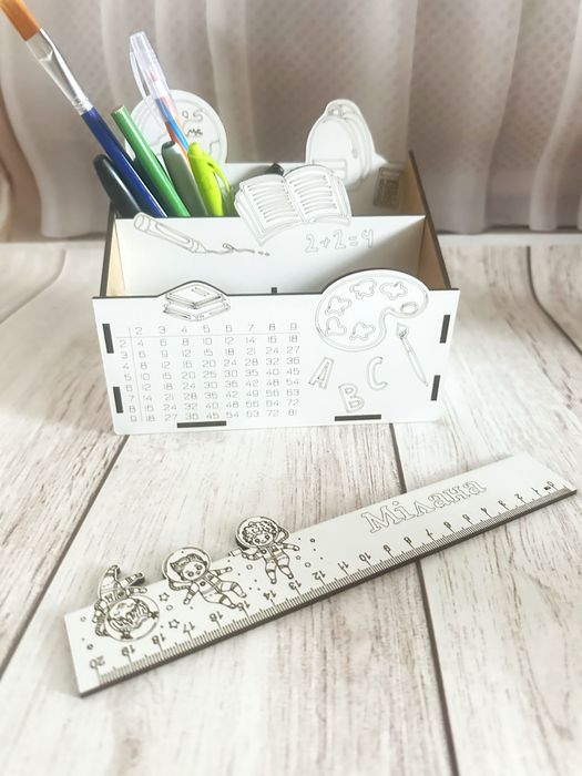 Подарунок школяру на 1 вересня: дерев’яний органайзер + іменна лінійка