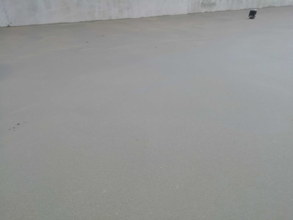 Полусухая (механічна) стяжка пола, машинна штукатурка, монтаж даху