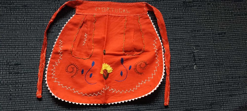 Avental vermelho bordado à mão