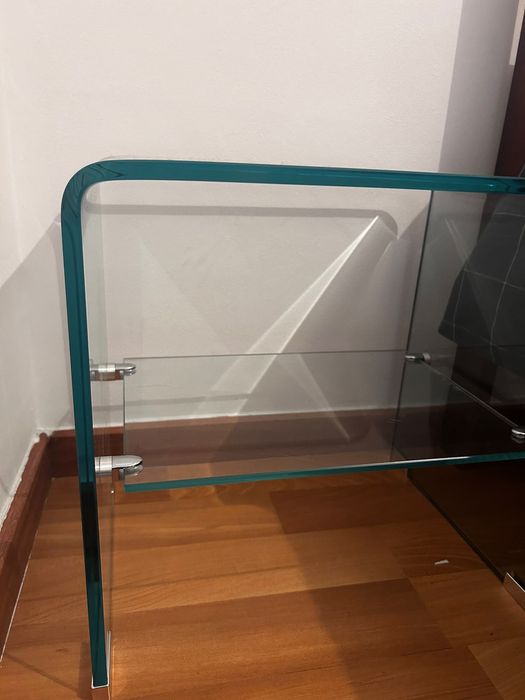 Mesa de cabeceira retangular 47x36 cm em vidro temperado