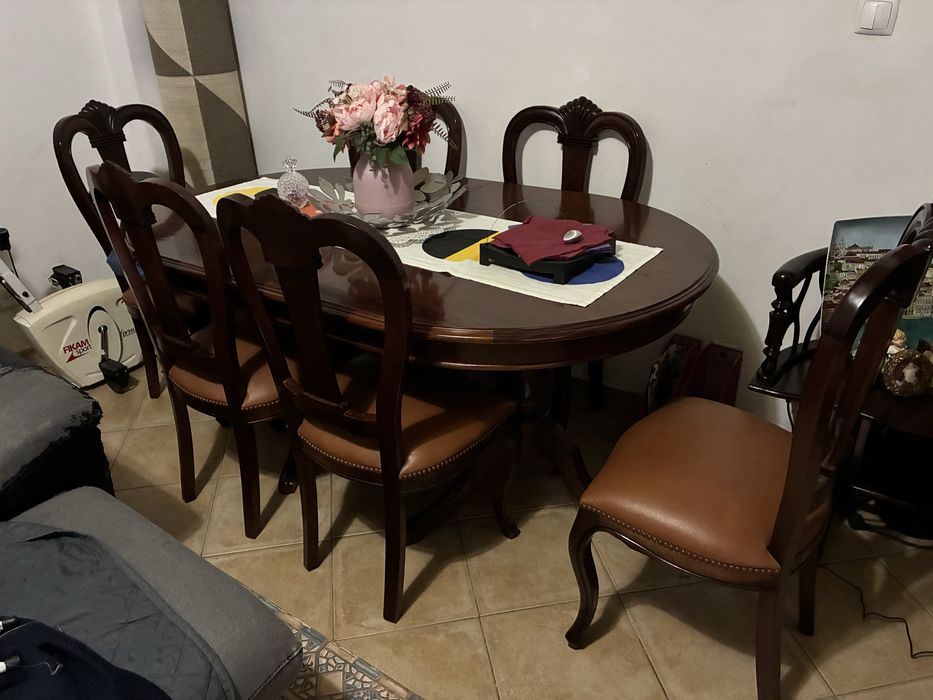 Mesa de sala de jantar mais 6 cadeiras como novo