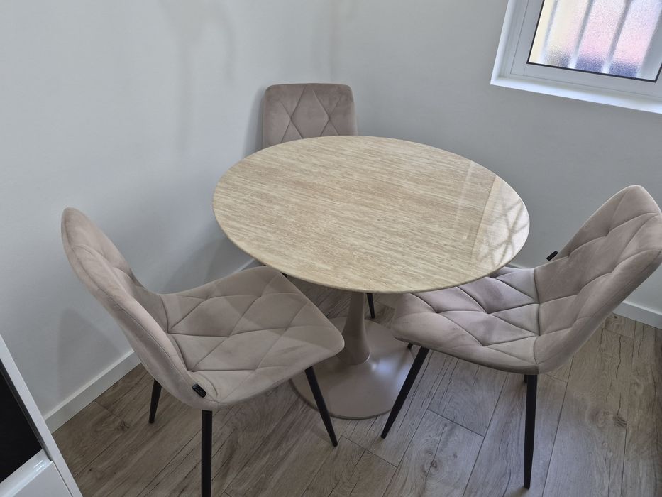Mesa de cozinha com 3cadeiras