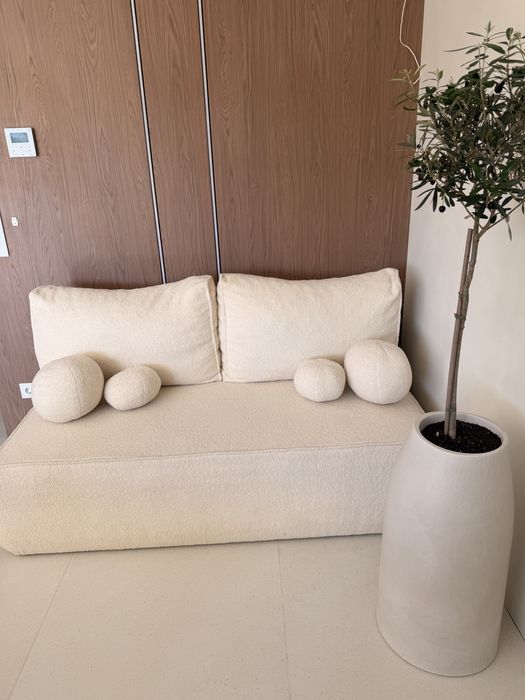 Sofa w IDEALNYM stanie BOUCLE z funkcja spania