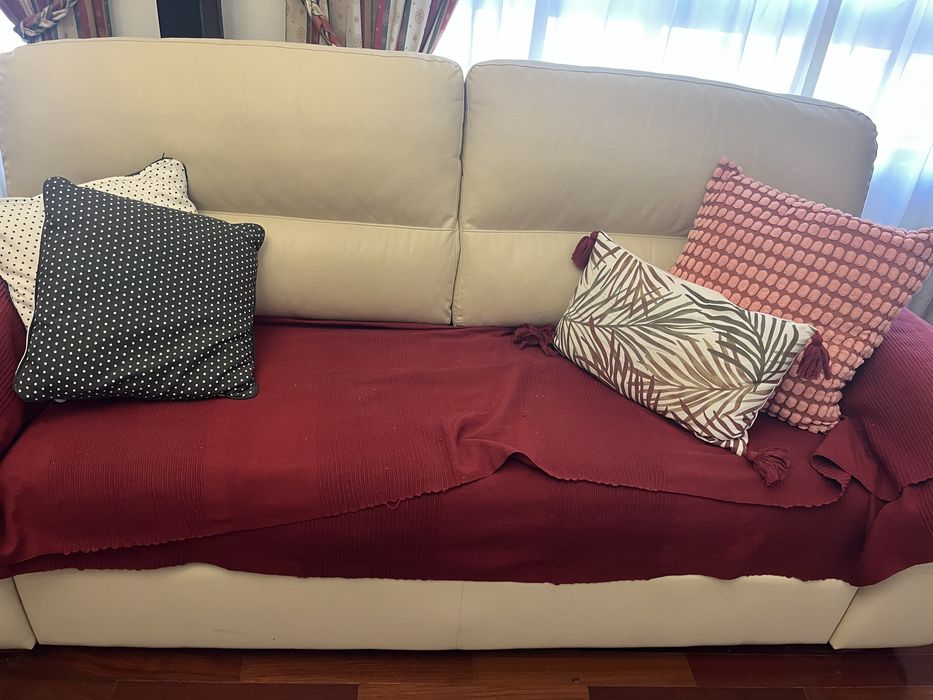 Vende-se Sofa em Pele Sintetica Branco