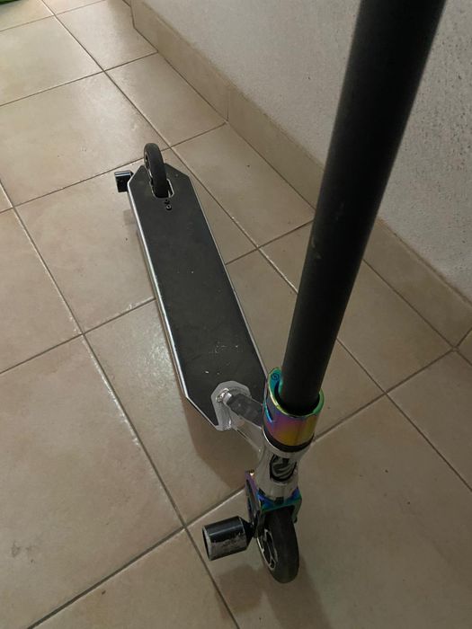 Trotinete Preta e Prateada