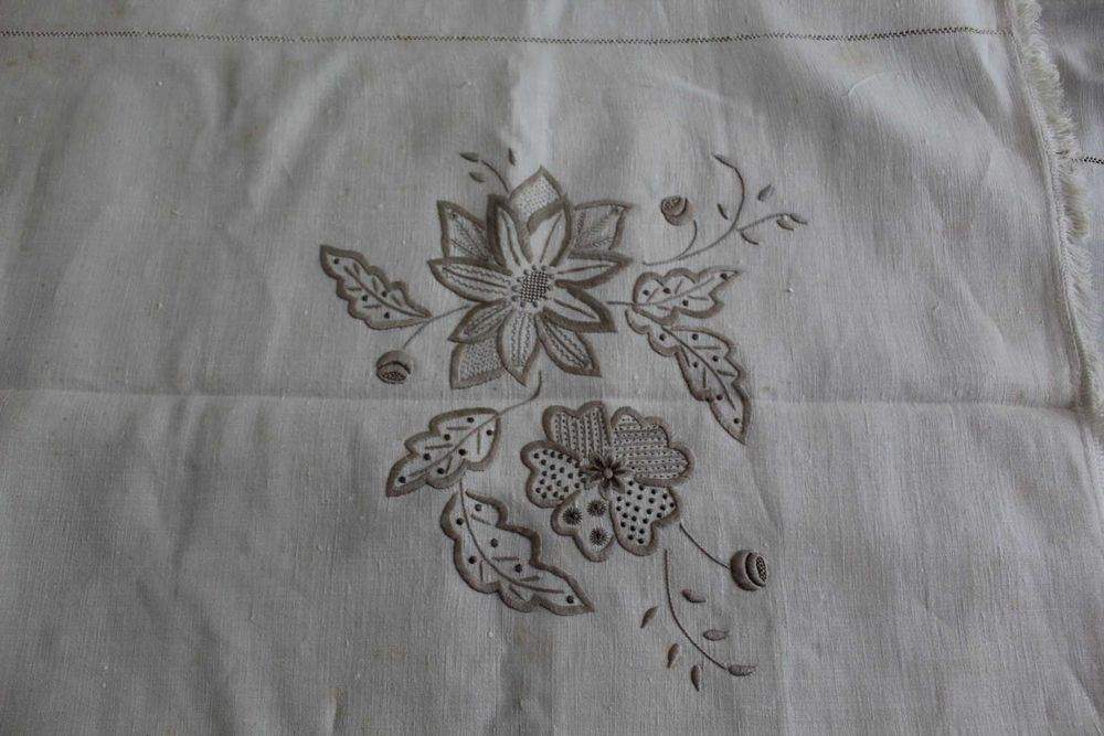 Toalhas de mesa em linho e croché