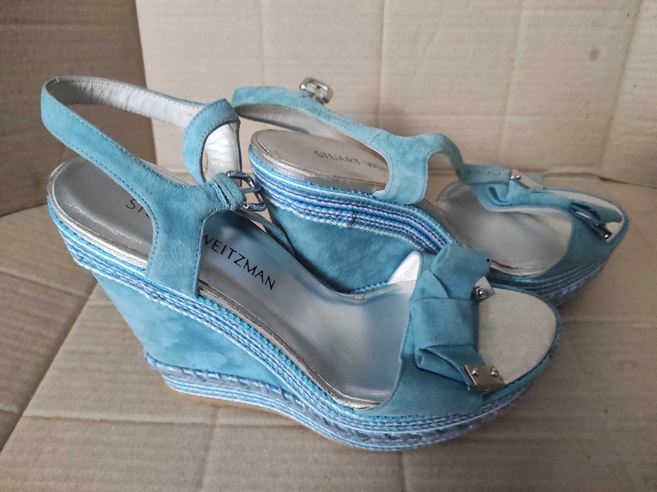 Блакитні босоніжки американського бренду Stuart Weitzman