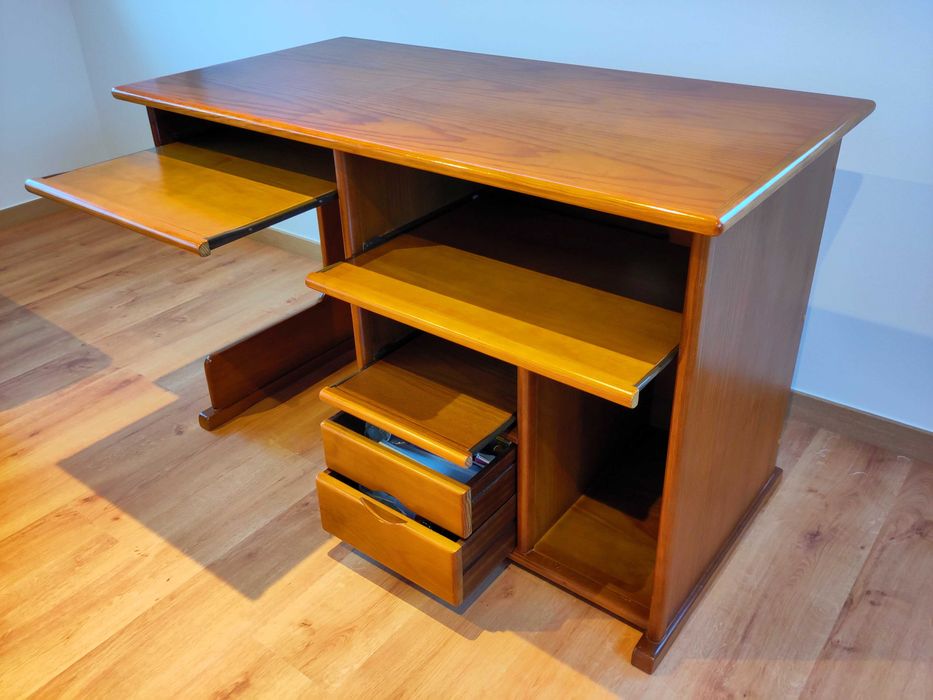 Secretária em madeira maciça