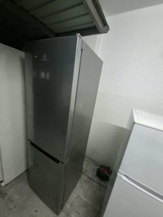 Frigorífico indesit a um preço acessível 1.87 altura 0.59 largura e 0.59 profundidade