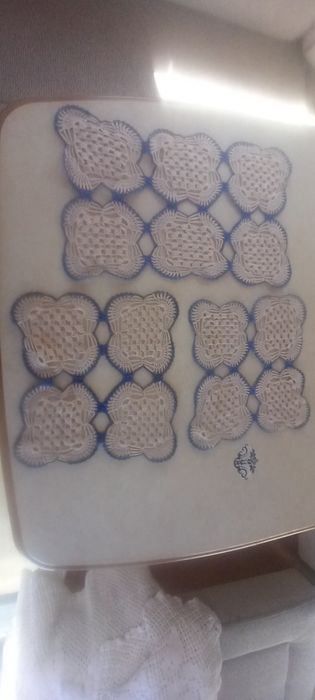 Toalha de mesa em renda para desocupar 50€
3 panos em renda 15€
Matosi
