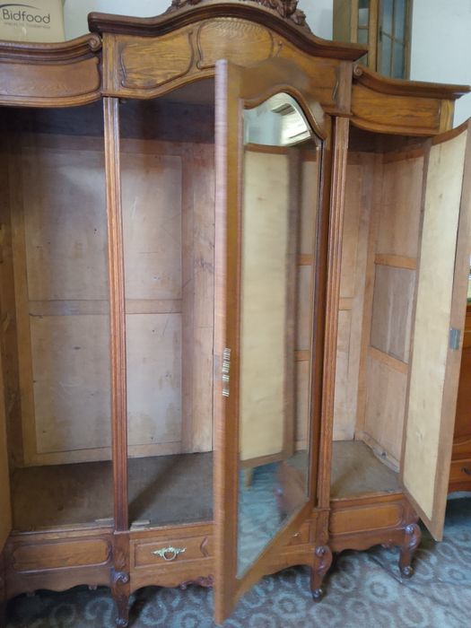 Piękna sypialnia antyk roccaile dębowa z lustrami i marmurami.