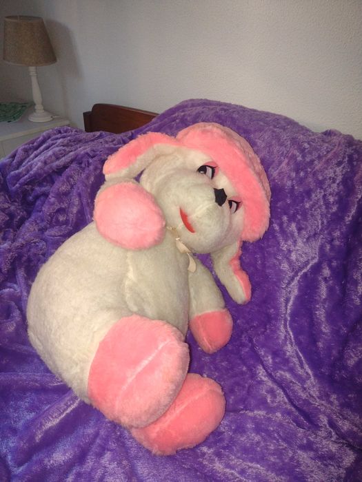 Peluche branco e cor-de-rosa com boné