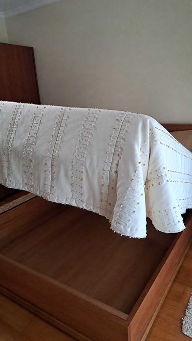 Cama 160x200 em Cerejeira com Arrumação Elevatória