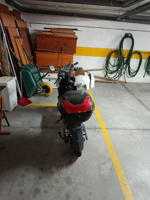 Vendo secuter eletrica com cerca de 2000km0 km  mas com as baterias avariadas