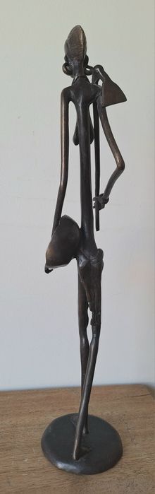 Escultura de mulher africana em ferro fundido