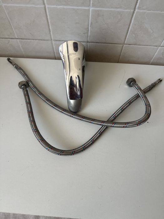 Змішувач для кухні та ванної кімнати з картриджем та шлангами.