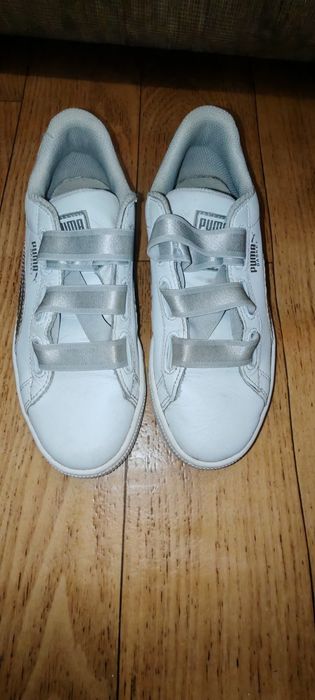 Кросівки жіночі Puma,  ЕUR 37

Продам білі жіночі кросівки в гарному стані, устілка 24см максимум
