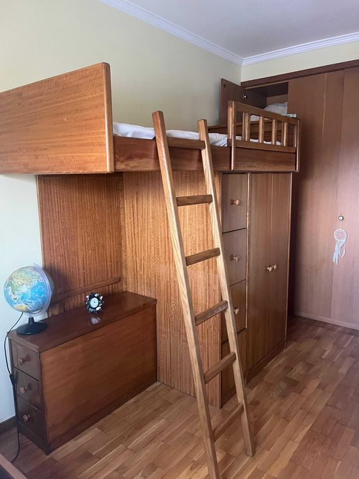 Vendo cama beliches com roupeiro.