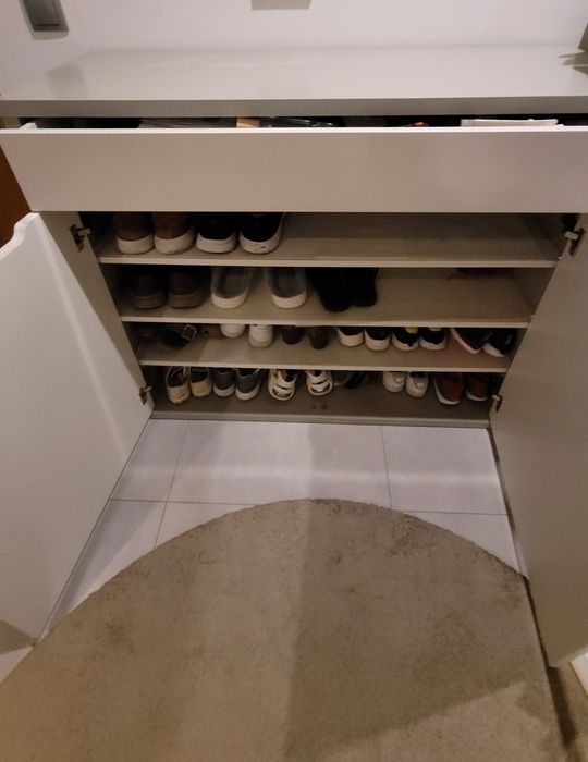 Sapateira branca e cinza com duas portas e gaveta