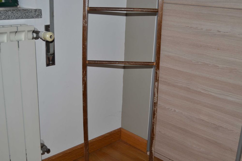 Cabide porta-fatos de madeira