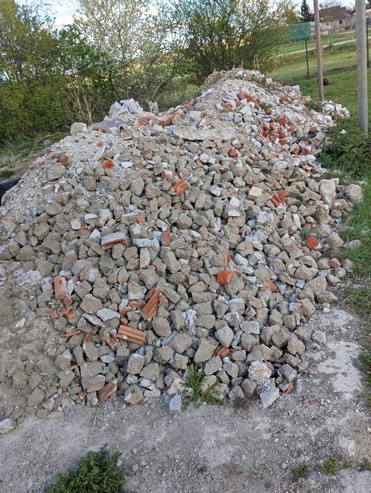 Gruz z rozbiórki, ręcznie rozdrobniony