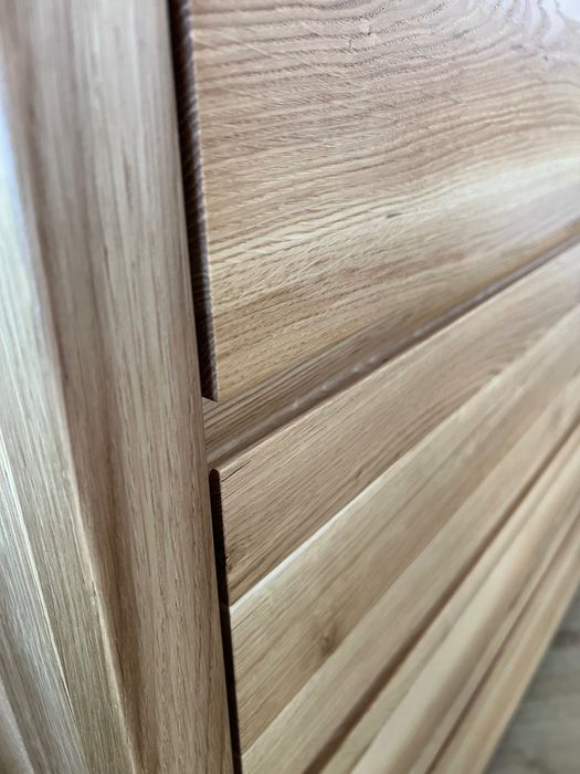 Komoda dębowa z frezowanymi podchwytami