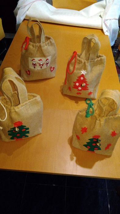 Saquinhos   em  sarapilheira  alusivas  ao  Natal  .