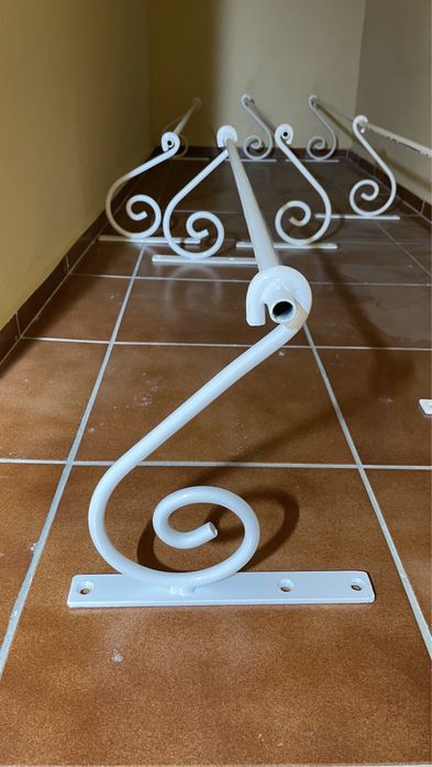 Varões metálicos para loja