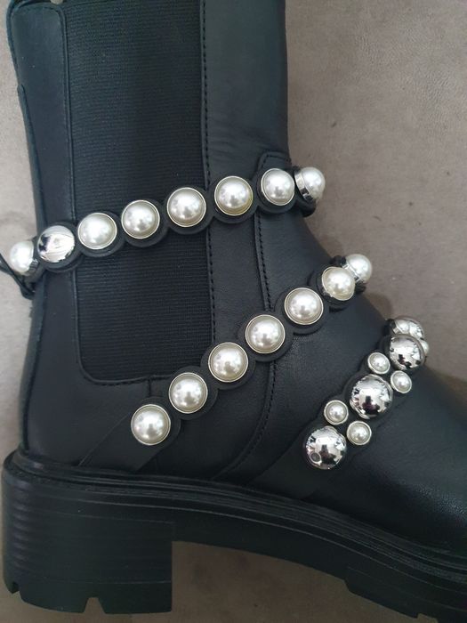 Черевики Zara з перлинними ремінцями.