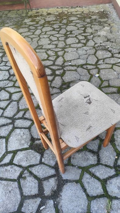 Stół z krzesłami.