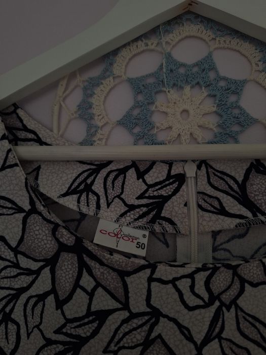 Biala sukienka z kwiatami