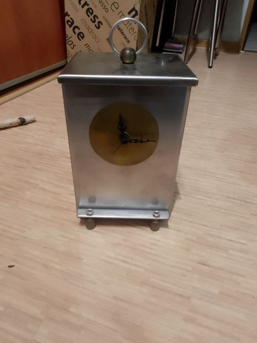 Piękny w swojej prostocie zegar kominkowy