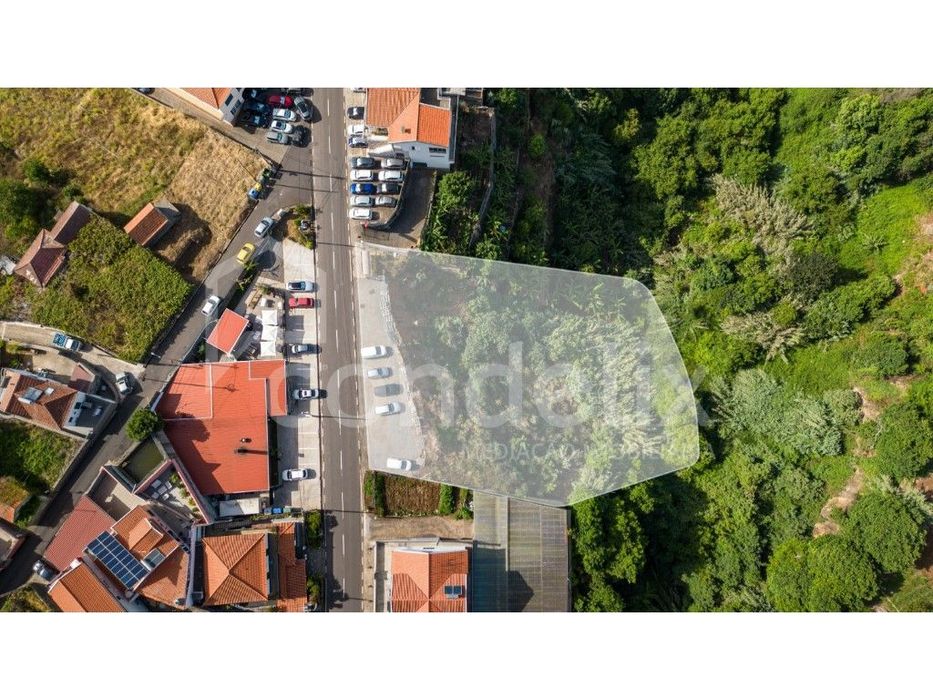 Terreno para construção de moradia ou comércio nos Canhas