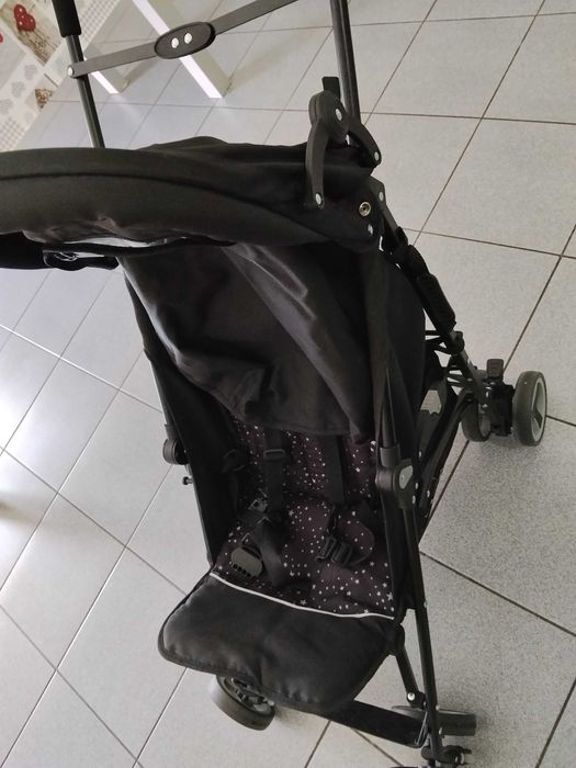 Carrinho de bebê para passeio .  Acompanha capa de chuva