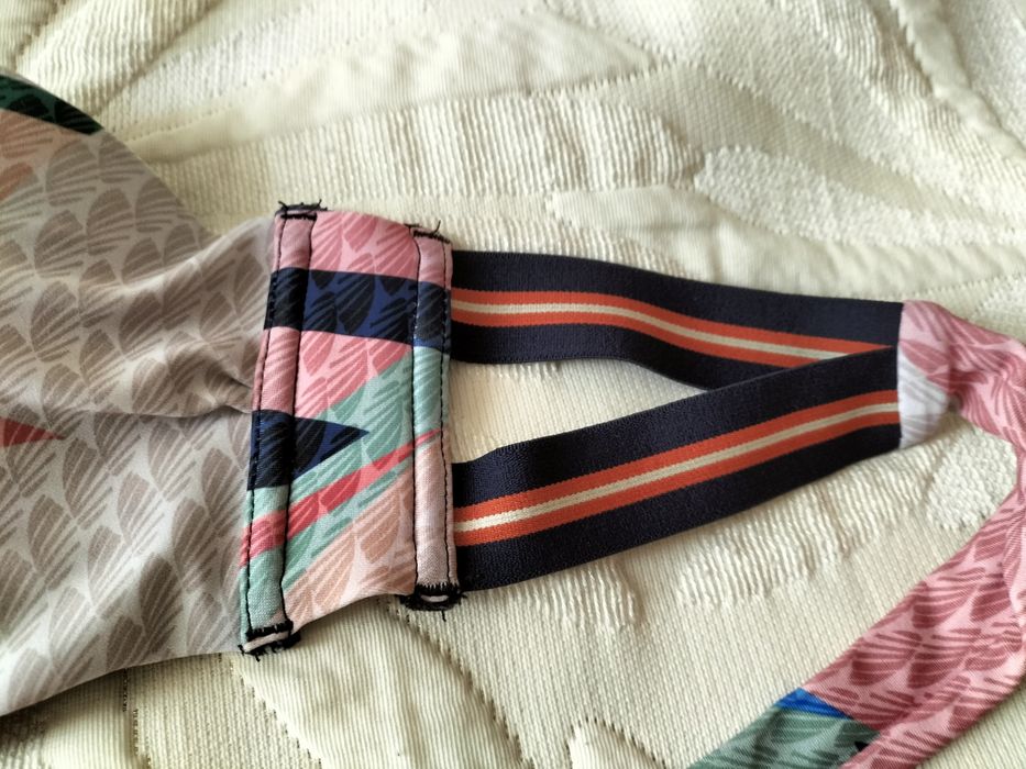 Bikini semi -novo