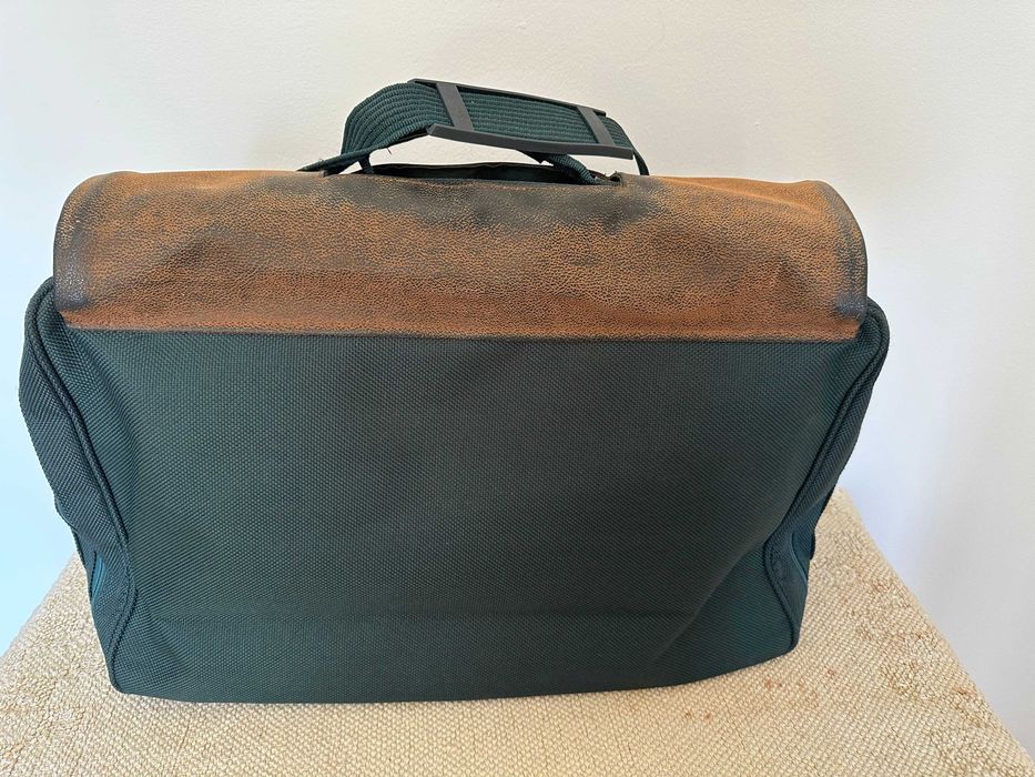 Mala de viagem à tiracolo