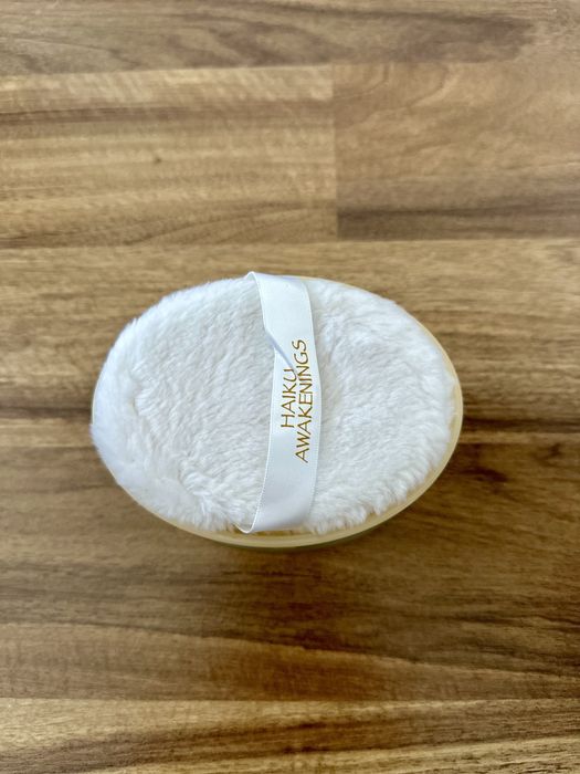 Legendarny Haiku Awakenings rozswietlajacy puder do ciała