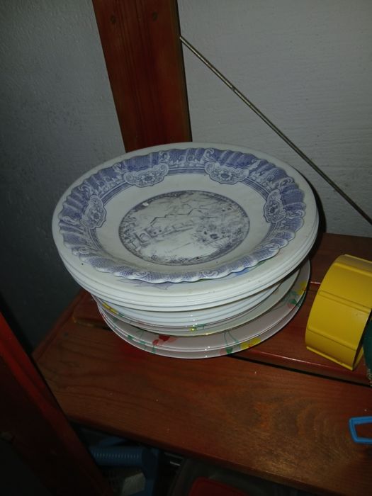 Estante com utensilios loiças canecas e afins
