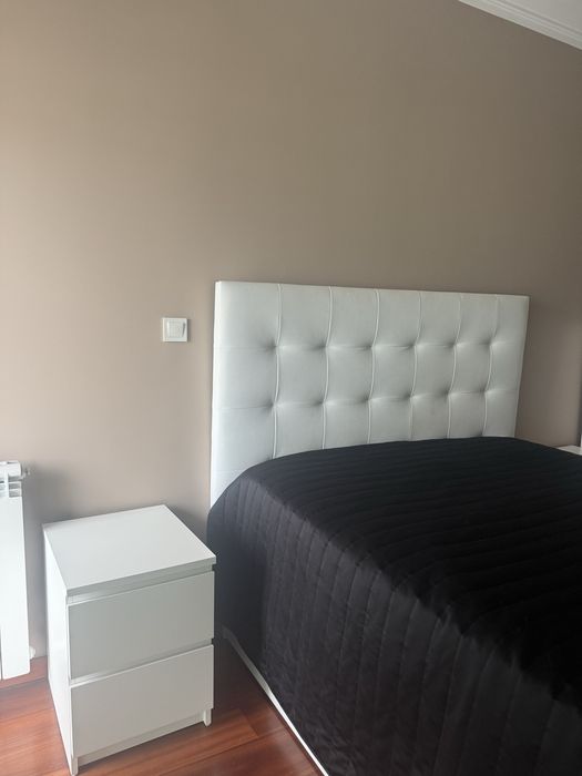Quarto completo branco – cama com arrumação, cabeceira estofada e mesas de cabeceira