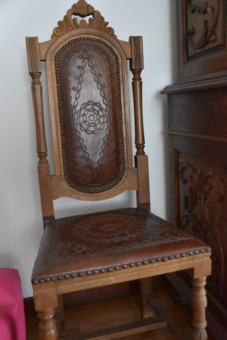 Mobília de Sala de Jantar em Madeira Maciça – Como Nova