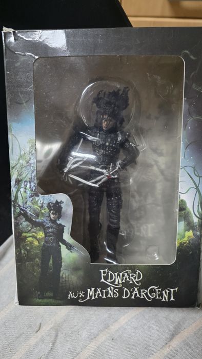 Figura eduardo maos de tesoura