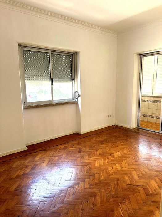 Apartamento para venda - Av. Manuel da Maia - Damaia de Cima